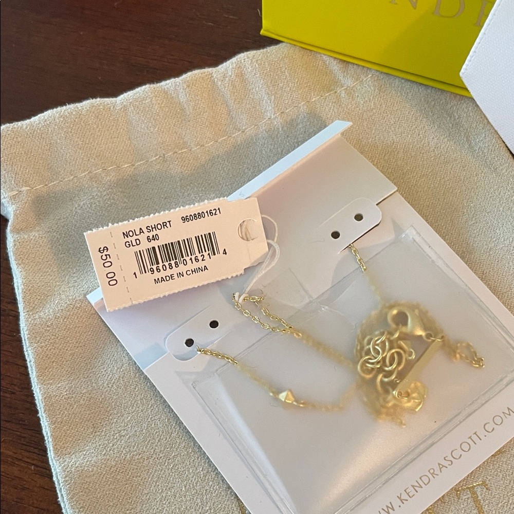 Kendra Scott Gold Nola Short Pendant in Red illusion - Picture 2 of 3